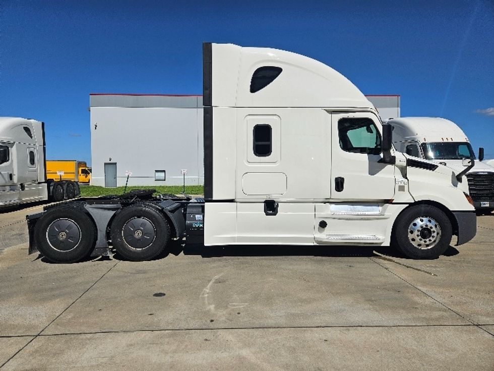 Sleeper Tractor-Heavy Duty Tractors-Freightliner-2020-T12664ST-Moberly-MO-611,942\n\t\tmiles-$ 56,250 - Image 8