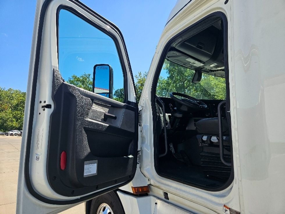 Sleeper Tractor-Heavy Duty Tractors-Freightliner-2020-T12664ST-Moberly-MO-611,942\n\t\tmiles-$ 56,250 - Image 9