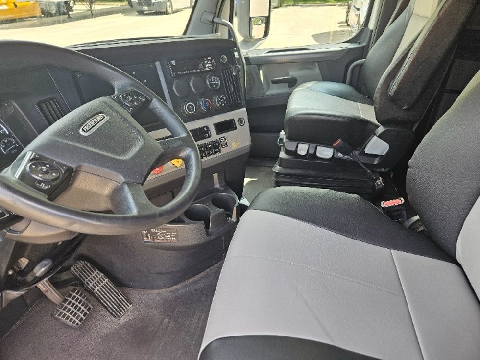 Sleeper Tractor-Heavy Duty Tractors-Freightliner-2020-T12664ST-Moberly-MO-613,708\n\t\tmiles-$ 56,000 - Image 10