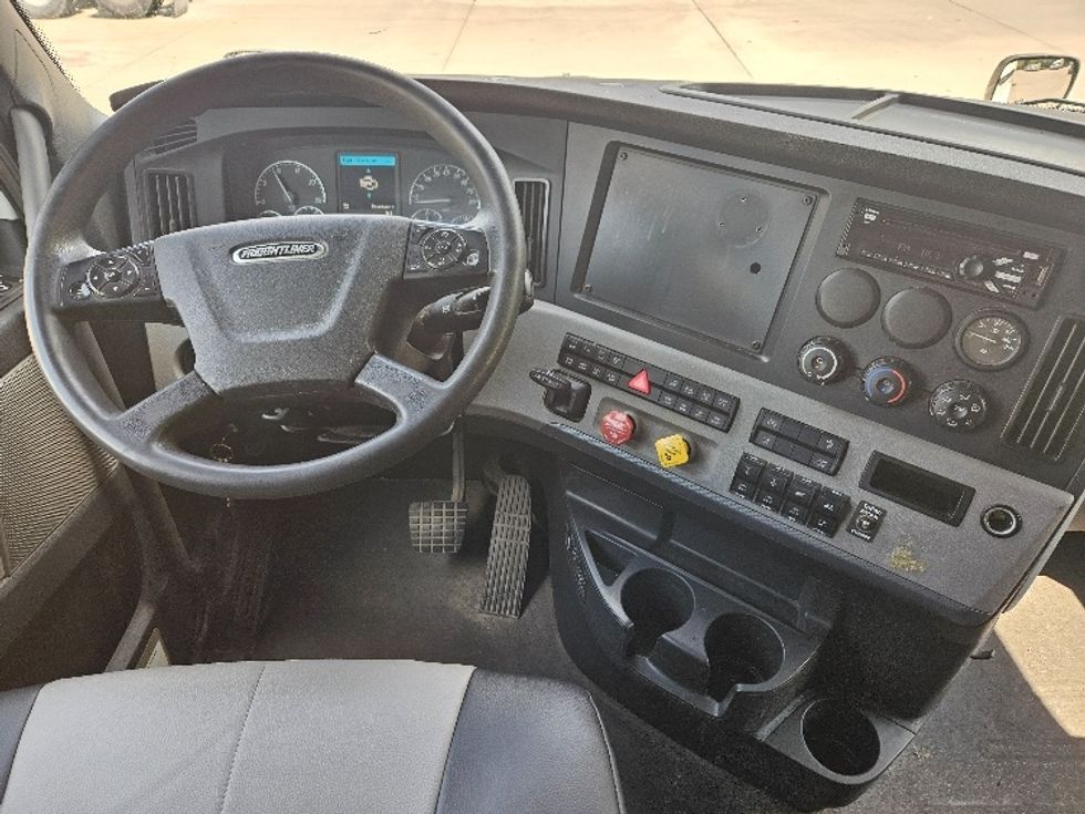 Sleeper Tractor-Heavy Duty Tractors-Freightliner-2020-T12664ST-Moberly-MO-613,708\n\t\tmiles-$ 56,000 - Image 11