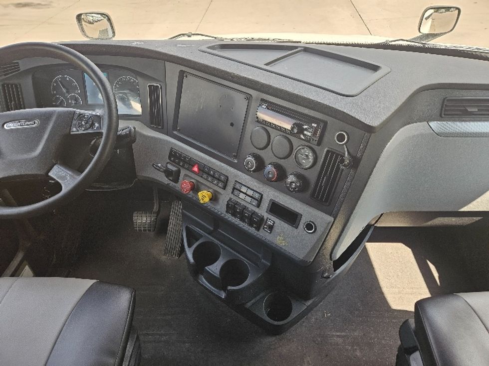 Sleeper Tractor-Heavy Duty Tractors-Freightliner-2020-T12664ST-Moberly-MO-613,708\n\t\tmiles-$ 56,000 - Image 12