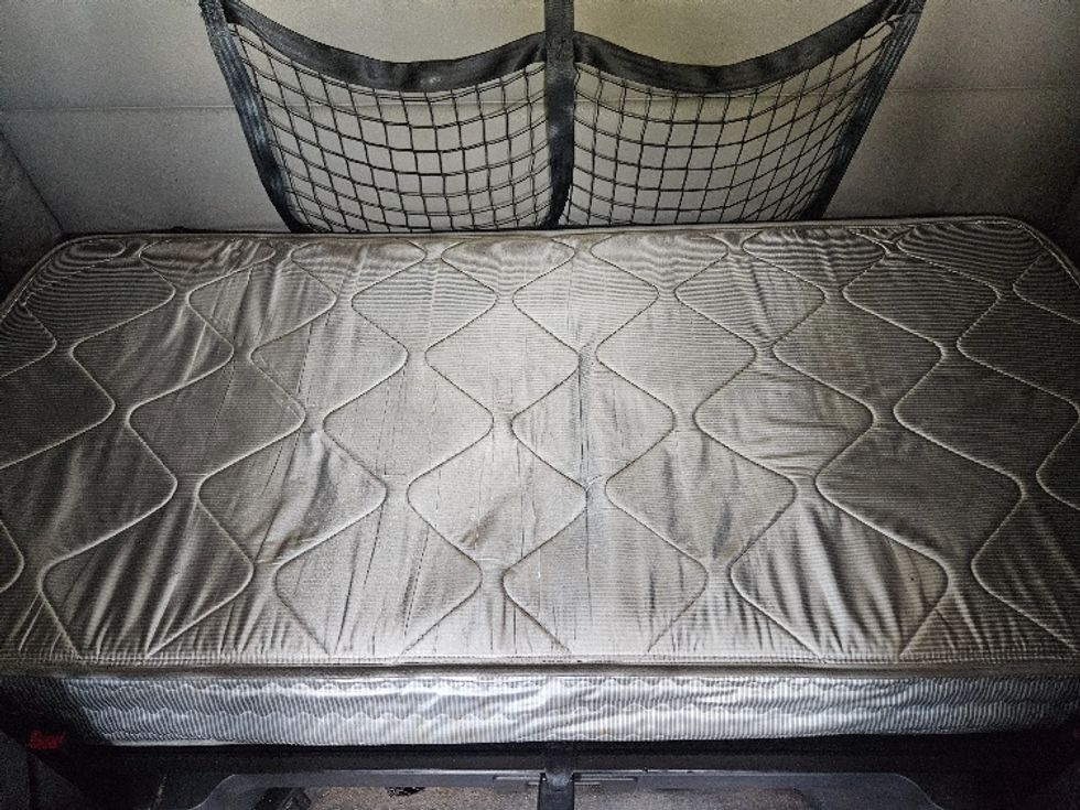 Sleeper Tractor-Heavy Duty Tractors-Freightliner-2020-T12664ST-Moberly-MO-613,708\n\t\tmiles-$ 56,000 - Image 17