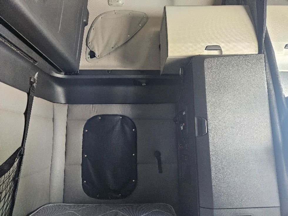 Sleeper Tractor-Heavy Duty Tractors-Freightliner-2020-T12664ST-Moberly-MO-613,708\n\t\tmiles-$ 56,000 - Image 18