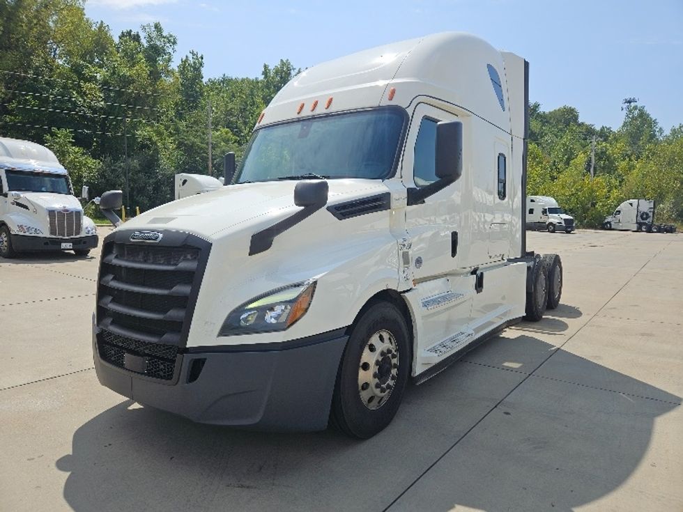 Sleeper Tractor-Heavy Duty Tractors-Freightliner-2020-T12664ST-Moberly-MO-613,708\n\t\tmiles-$ 56,000 - Image 3