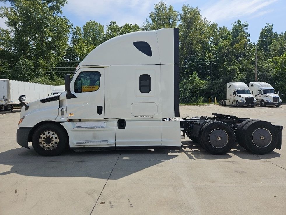 Sleeper Tractor-Heavy Duty Tractors-Freightliner-2020-T12664ST-Moberly-MO-613,708\n\t\tmiles-$ 56,000 - Image 4