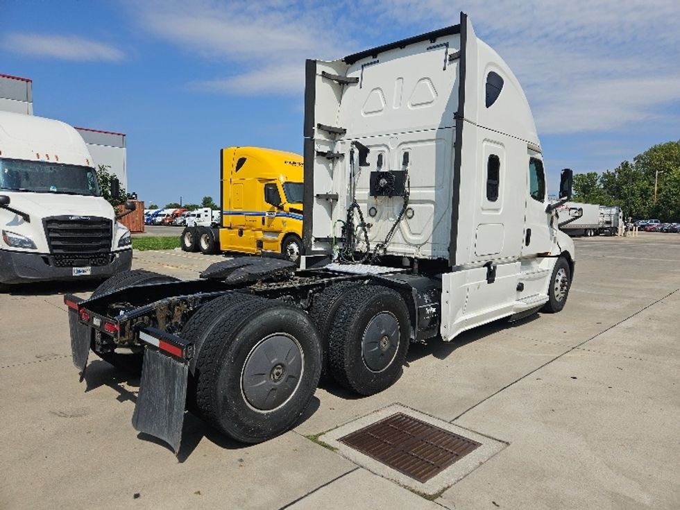 Sleeper Tractor-Heavy Duty Tractors-Freightliner-2020-T12664ST-Moberly-MO-613,708\n\t\tmiles-$ 56,000 - Image 7