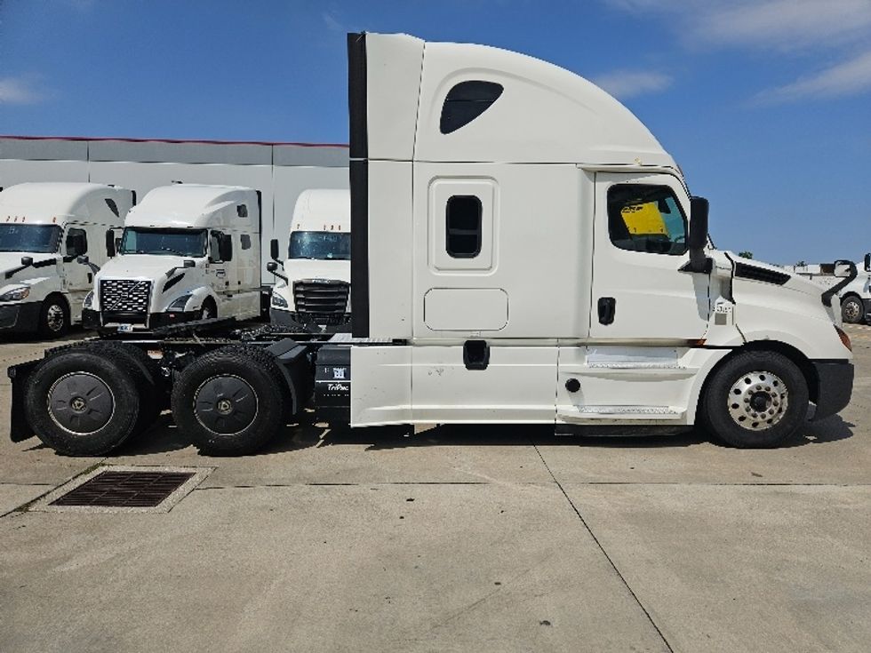 Sleeper Tractor-Heavy Duty Tractors-Freightliner-2020-T12664ST-Moberly-MO-613,708\n\t\tmiles-$ 56,000 - Image 8