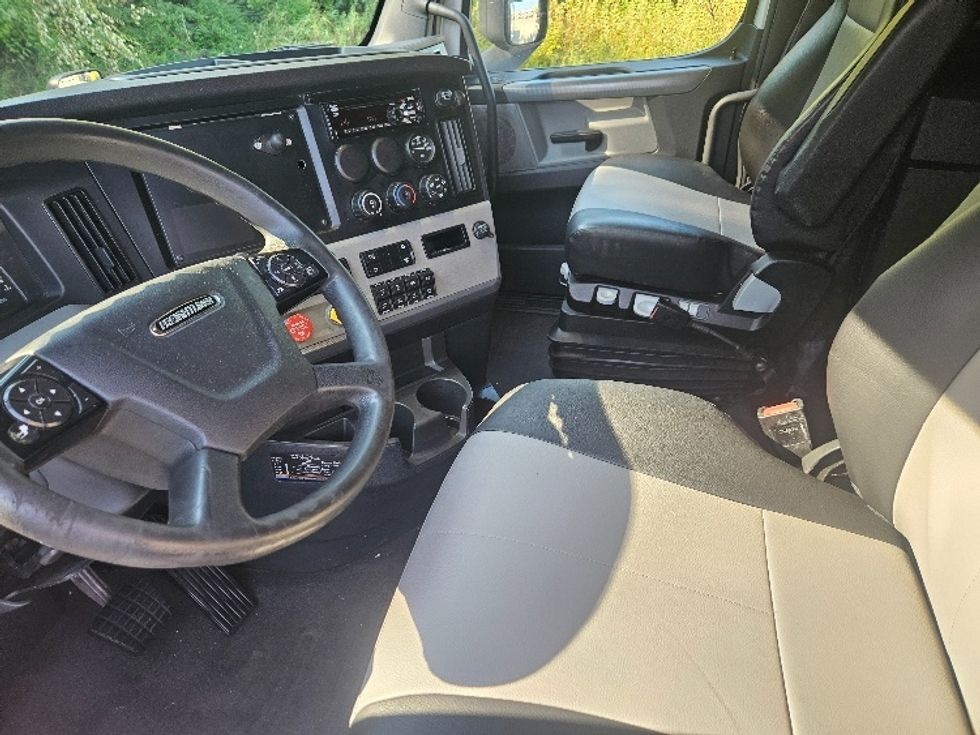 Sleeper Tractor-Heavy Duty Tractors-Freightliner-2020-T12664ST-Moberly-MO-614,690\n\t\tmiles-$ 56,000 - Image 10