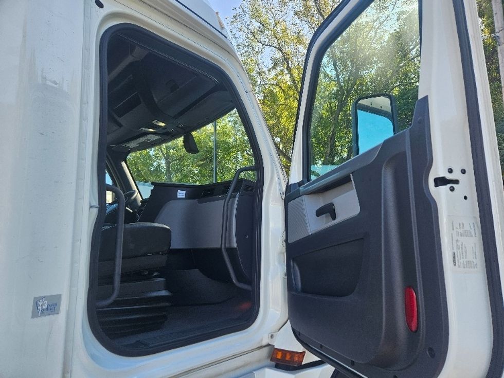 Sleeper Tractor-Heavy Duty Tractors-Freightliner-2020-T12664ST-Moberly-MO-614,690\n\t\tmiles-$ 56,000 - Image 13