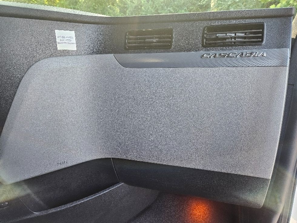 Sleeper Tractor-Heavy Duty Tractors-Freightliner-2020-T12664ST-Moberly-MO-614,690\n\t\tmiles-$ 56,000 - Image 14