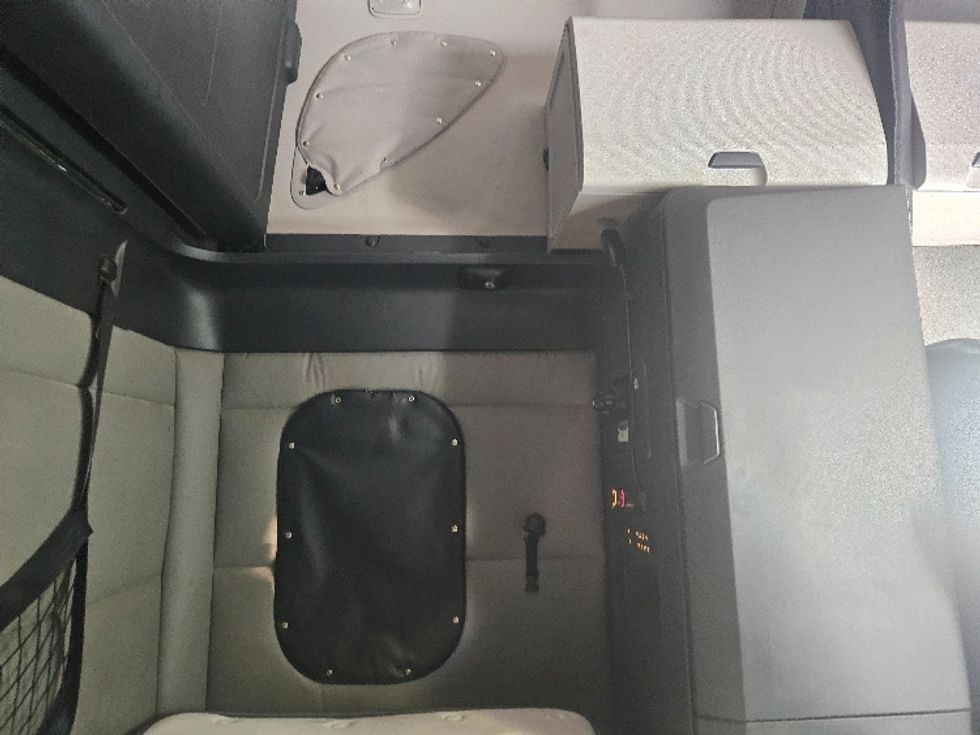 Sleeper Tractor-Heavy Duty Tractors-Freightliner-2020-T12664ST-Moberly-MO-614,690\n\t\tmiles-$ 56,000 - Image 18