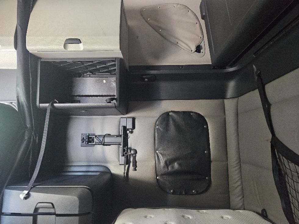 Sleeper Tractor-Heavy Duty Tractors-Freightliner-2020-T12664ST-Moberly-MO-614,690\n\t\tmiles-$ 56,000 - Image 19