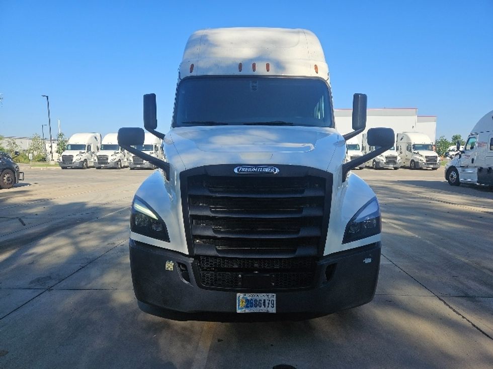 2020 Freightliner Cascadia 126" Sleeper Cab photo 2