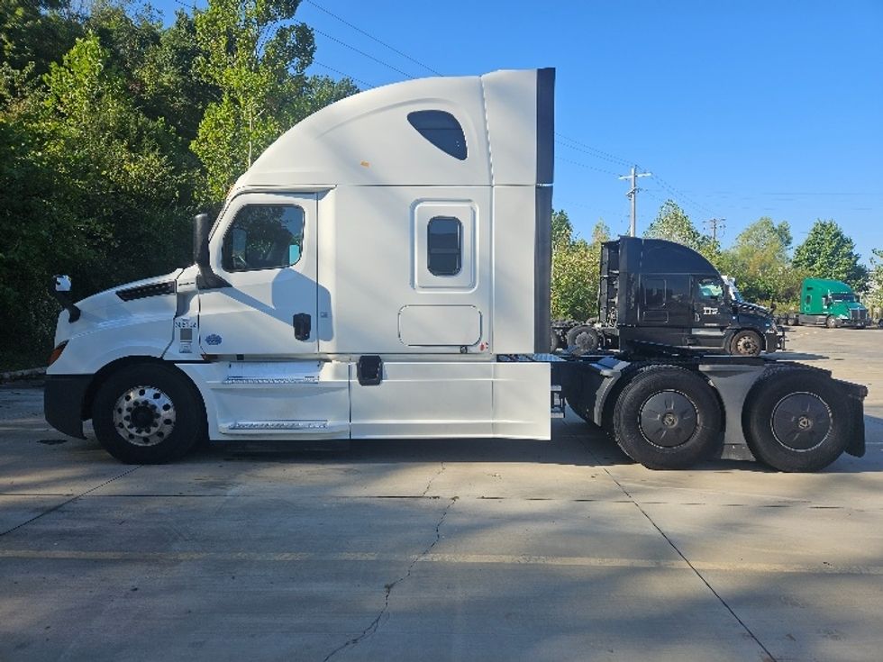 2020 Freightliner Cascadia 126" Sleeper Cab photo 4