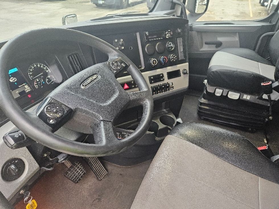 Sleeper Tractor-Heavy Duty Tractors-Freightliner-2020-T12664ST-Moberly-MO-617,466\n\t\tmiles-$ 52,000 - Image 10