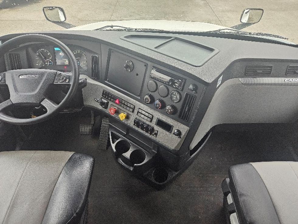Sleeper Tractor-Heavy Duty Tractors-Freightliner-2020-T12664ST-Moberly-MO-617,466\n\t\tmiles-$ 52,000 - Image 12