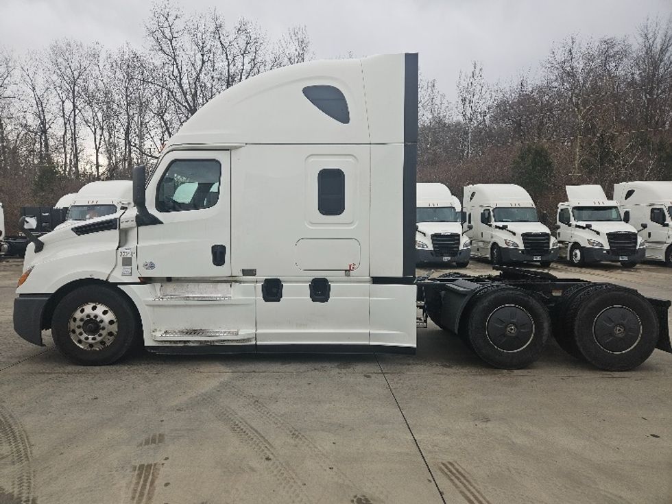 Sleeper Tractor-Heavy Duty Tractors-Freightliner-2020-T12664ST-Moberly-MO-617,466\n\t\tmiles-$ 52,000 - Image 4