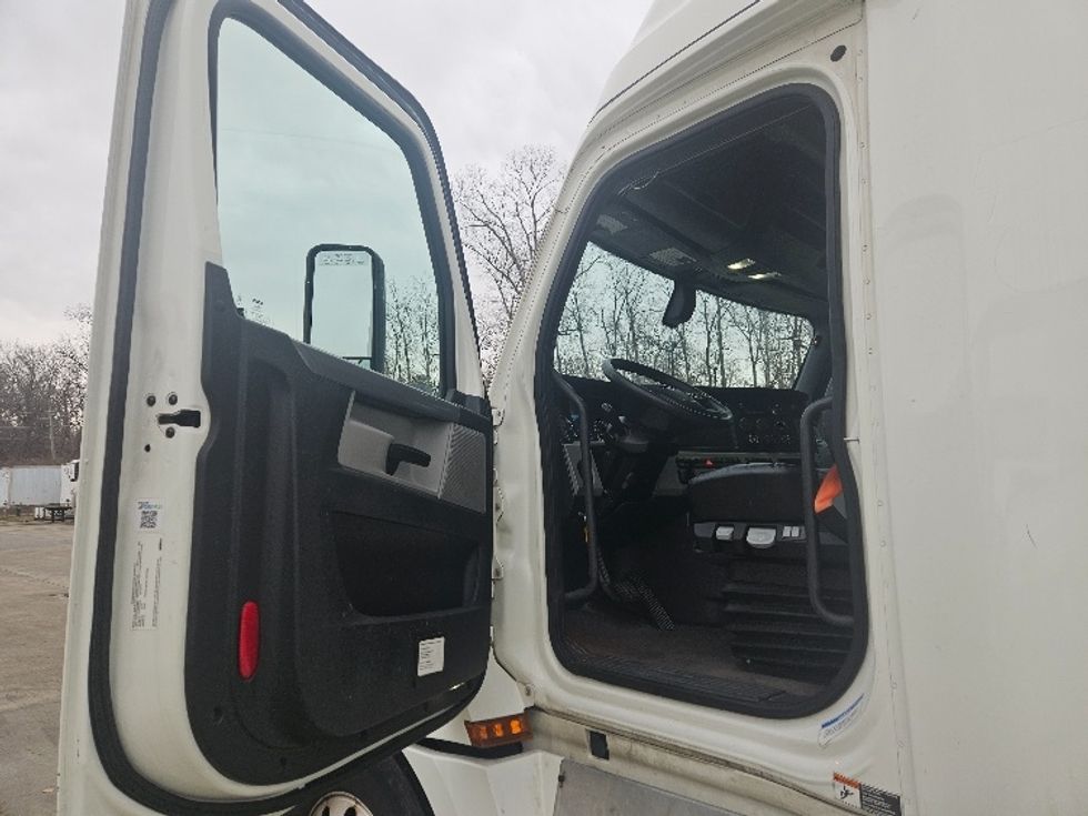 Sleeper Tractor-Heavy Duty Tractors-Freightliner-2020-T12664ST-Moberly-MO-617,466\n\t\tmiles-$ 52,000 - Image 9