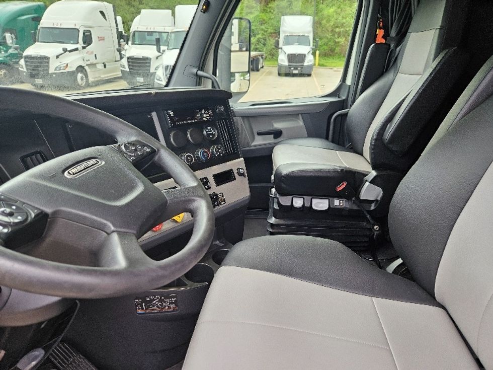 Sleeper Tractor-Heavy Duty Tractors-Freightliner-2020-T12664ST-Moberly-MO-618,119\n\t\tmiles-$ 52,250 - Image 10