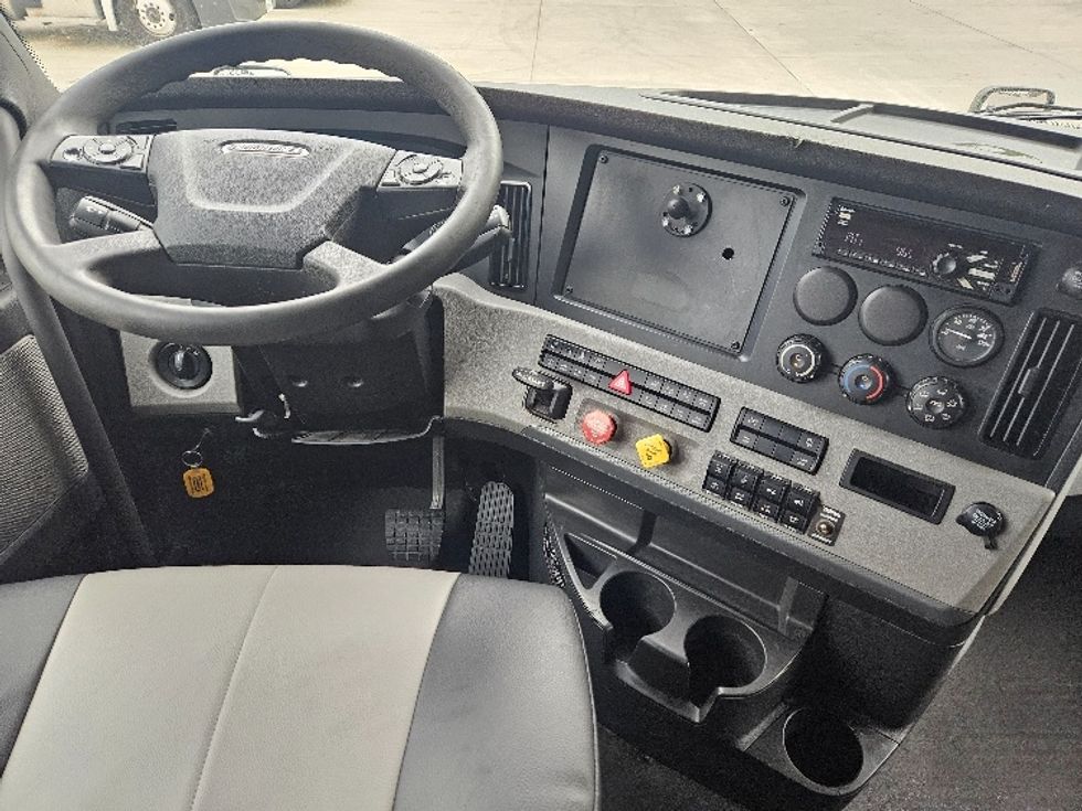 Sleeper Tractor-Heavy Duty Tractors-Freightliner-2020-T12664ST-Moberly-MO-618,119\n\t\tmiles-$ 52,250 - Image 11