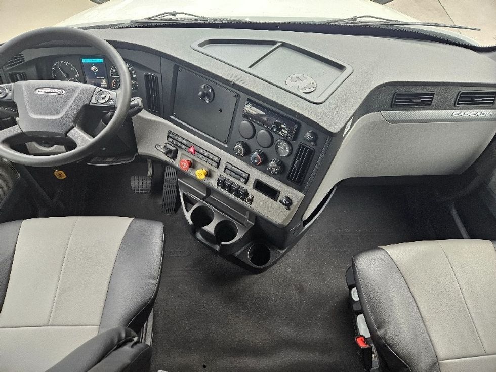 Sleeper Tractor-Heavy Duty Tractors-Freightliner-2020-T12664ST-Moberly-MO-618,119\n\t\tmiles-$ 52,250 - Image 12