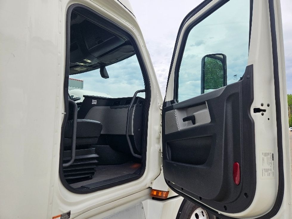 Sleeper Tractor-Heavy Duty Tractors-Freightliner-2020-T12664ST-Moberly-MO-618,119\n\t\tmiles-$ 52,250 - Image 13