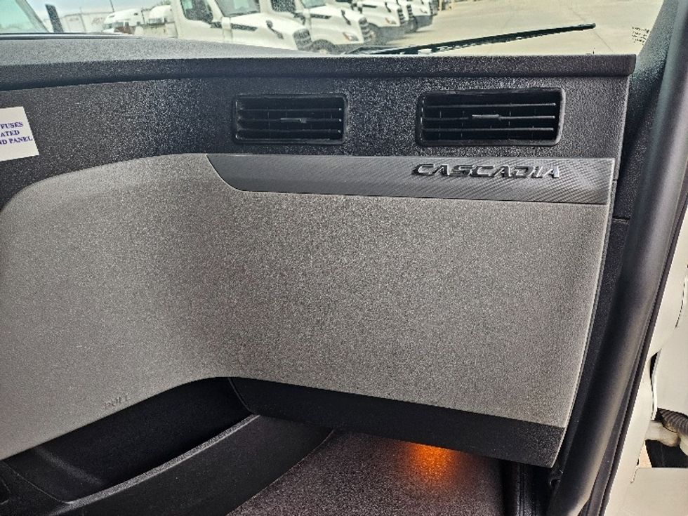 Sleeper Tractor-Heavy Duty Tractors-Freightliner-2020-T12664ST-Moberly-MO-618,119\n\t\tmiles-$ 52,250 - Image 14