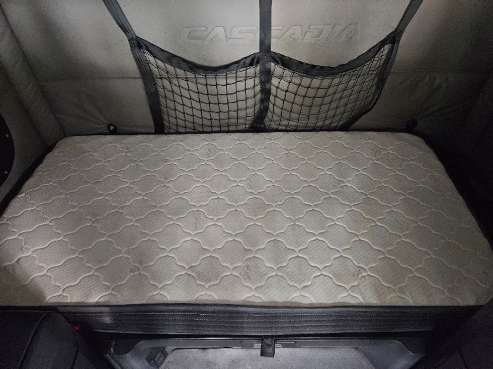 Sleeper Tractor-Heavy Duty Tractors-Freightliner-2020-T12664ST-Moberly-MO-618,119\n\t\tmiles-$ 52,250 - Image 17