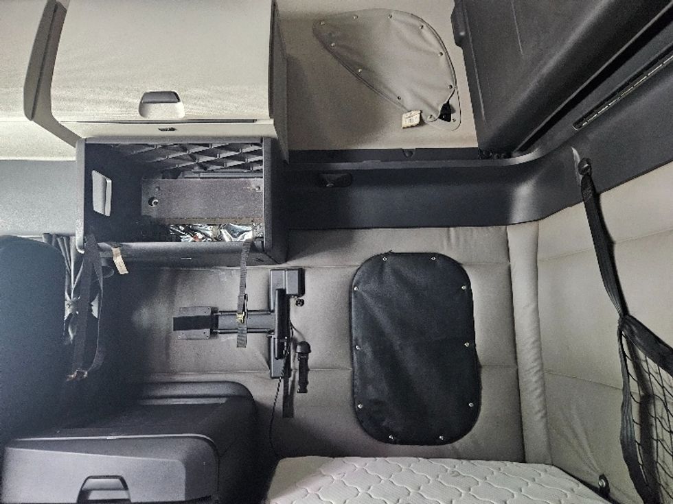 Sleeper Tractor-Heavy Duty Tractors-Freightliner-2020-T12664ST-Moberly-MO-618,119\n\t\tmiles-$ 52,250 - Image 19