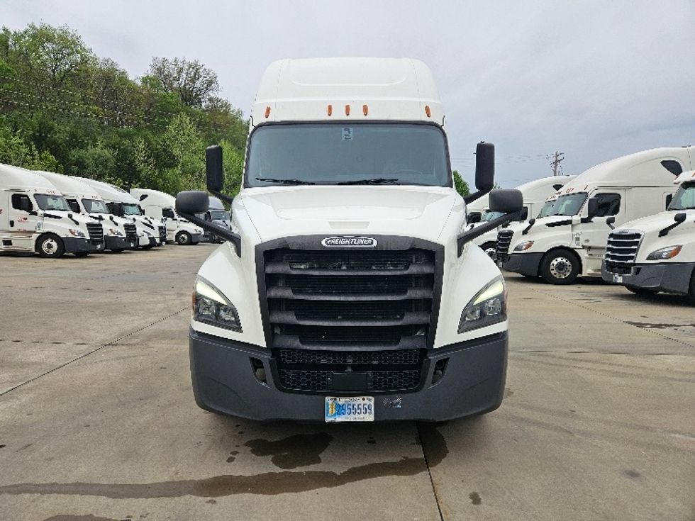Sleeper Tractor-Heavy Duty Tractors-Freightliner-2020-T12664ST-Moberly-MO-618,119\n\t\tmiles-$ 52,250 - Image 2