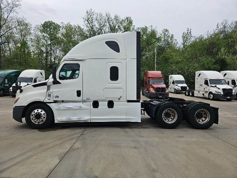 Sleeper Tractor-Heavy Duty Tractors-Freightliner-2020-T12664ST-Moberly-MO-618,119\n\t\tmiles-$ 52,250 - Image 4