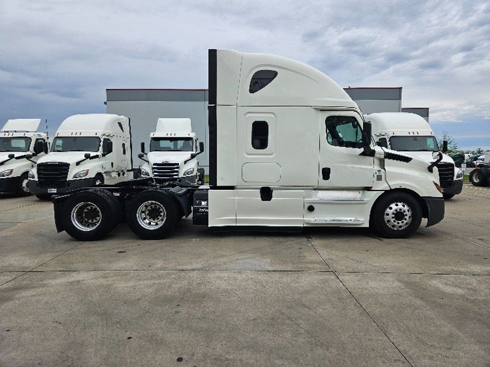 Sleeper Tractor-Heavy Duty Tractors-Freightliner-2020-T12664ST-Moberly-MO-618,119\n\t\tmiles-$ 52,250 - Image 8