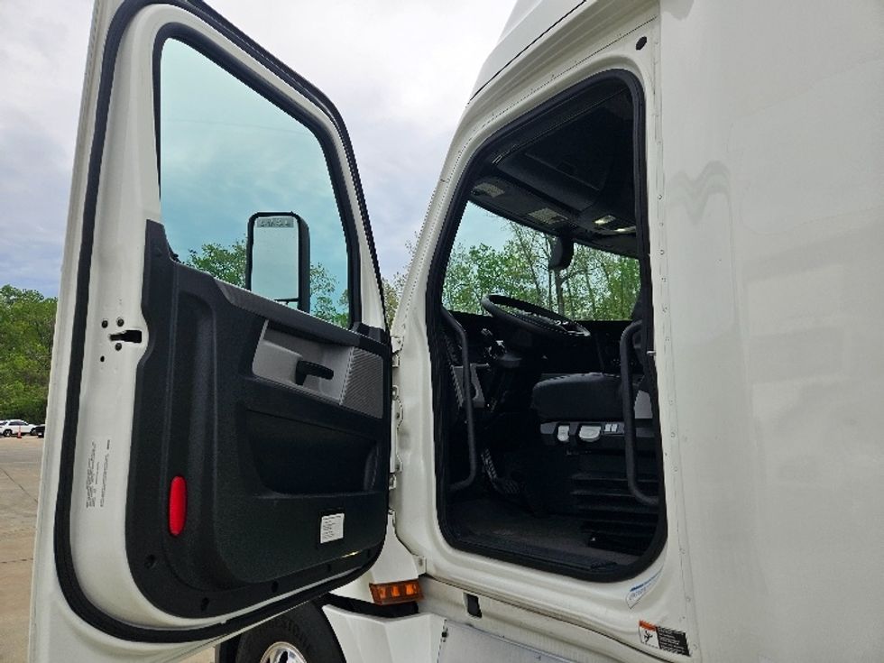 Sleeper Tractor-Heavy Duty Tractors-Freightliner-2020-T12664ST-Moberly-MO-618,119\n\t\tmiles-$ 52,250 - Image 9