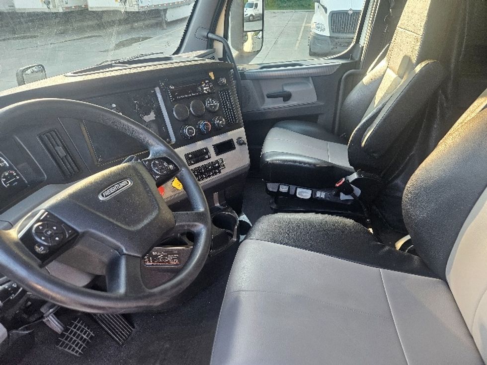 Sleeper Tractor-Heavy Duty Tractors-Freightliner-2020-T12664ST-Moberly-MO-619,847\n\t\tmiles-$ 55,750 - Image 10