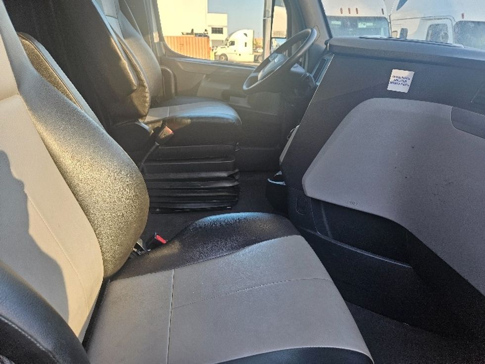 Sleeper Tractor-Heavy Duty Tractors-Freightliner-2020-T12664ST-Moberly-MO-619,847\n\t\tmiles-$ 55,750 - Image 15