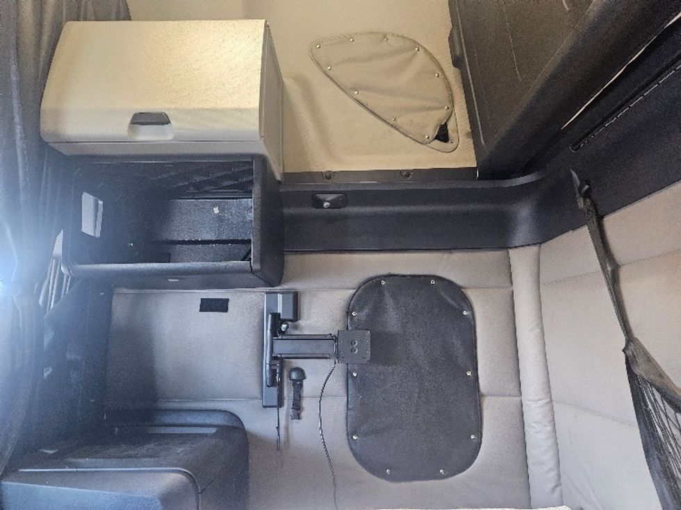 Sleeper Tractor-Heavy Duty Tractors-Freightliner-2020-T12664ST-Moberly-MO-619,847\n\t\tmiles-$ 55,750 - Image 19