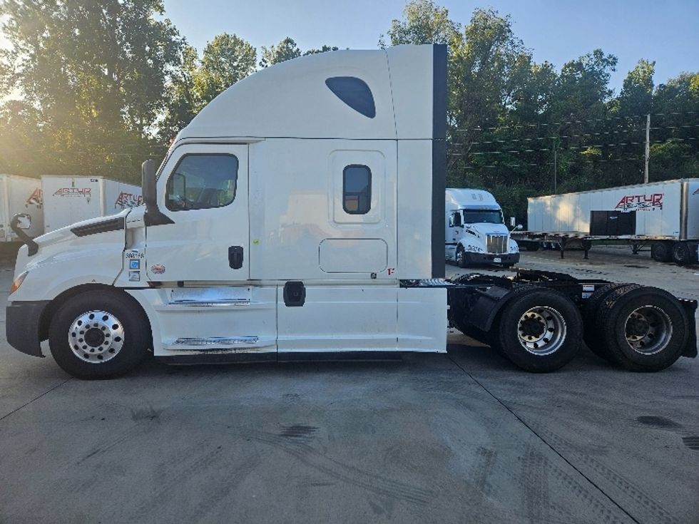 Sleeper Tractor-Heavy Duty Tractors-Freightliner-2020-T12664ST-Moberly-MO-619,847\n\t\tmiles-$ 55,750 - Image 4