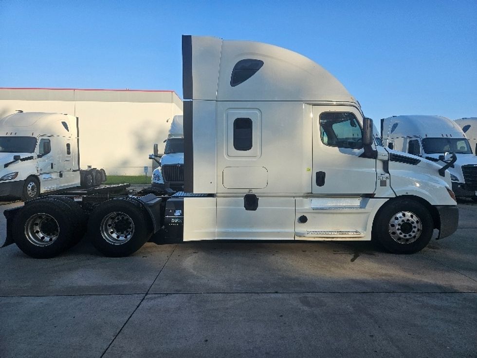 Sleeper Tractor-Heavy Duty Tractors-Freightliner-2020-T12664ST-Moberly-MO-619,847\n\t\tmiles-$ 55,750 - Image 8