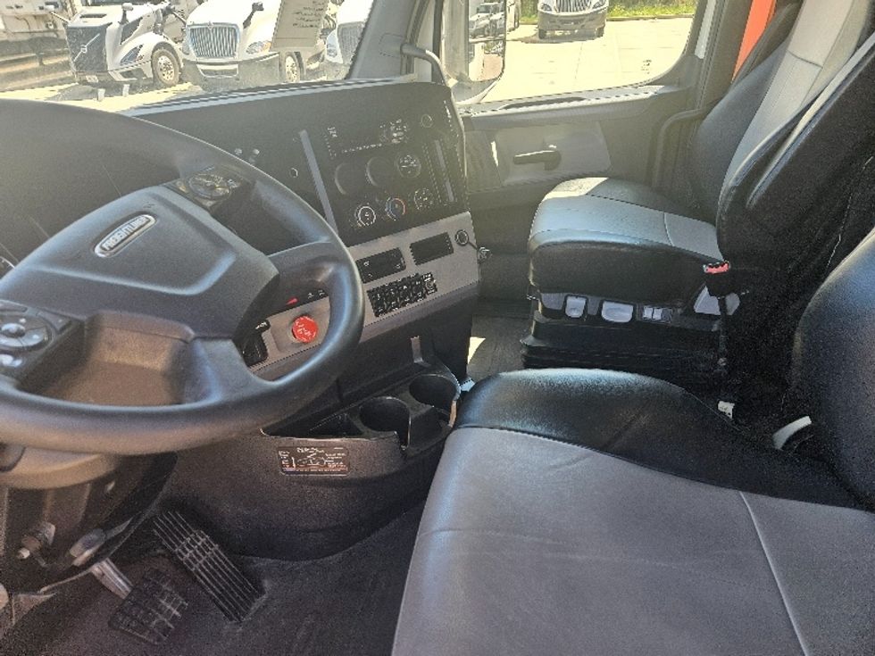 Sleeper Tractor-Heavy Duty Tractors-Freightliner-2020-T12664ST-Moberly-MO-622,420\n\t\tmiles-$ 51,500 - Image 10