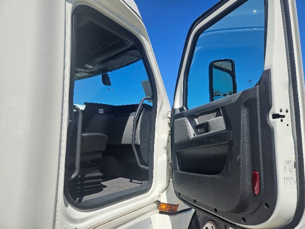 Sleeper Tractor-Heavy Duty Tractors-Freightliner-2020-T12664ST-Moberly-MO-622,420\n\t\tmiles-$ 51,500 - Image 13