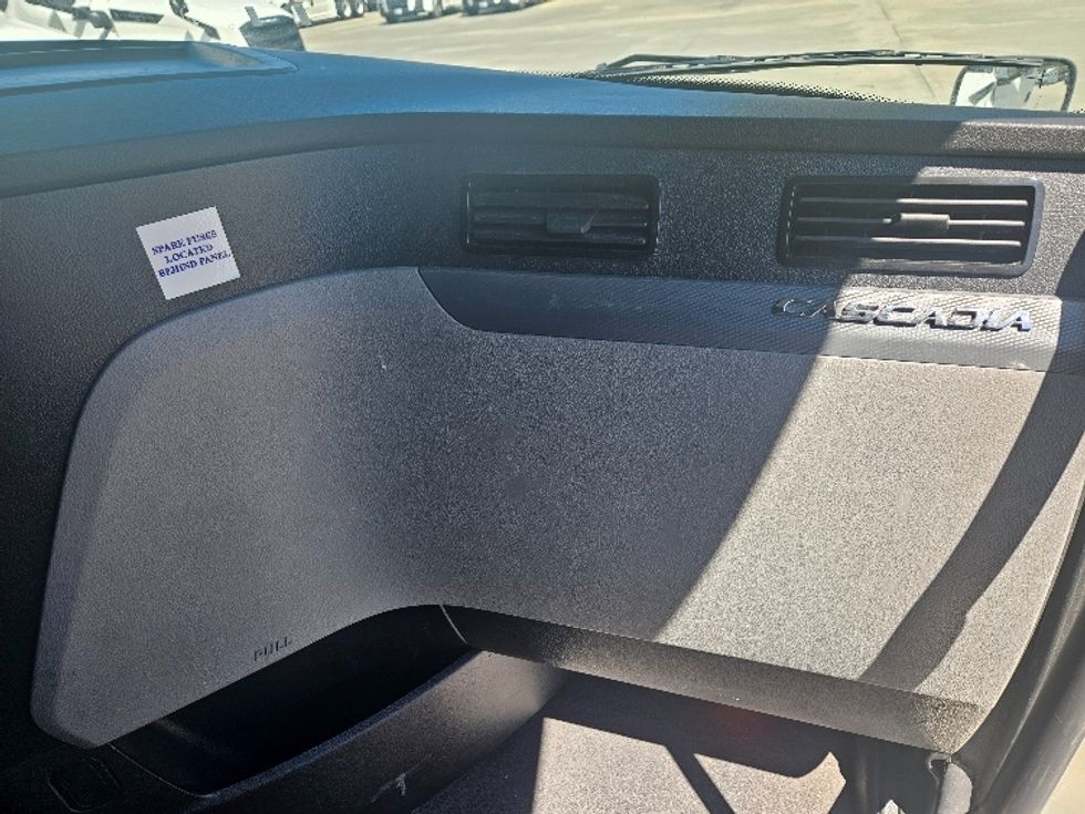 Sleeper Tractor-Heavy Duty Tractors-Freightliner-2020-T12664ST-Moberly-MO-622,420\n\t\tmiles-$ 51,500 - Image 14