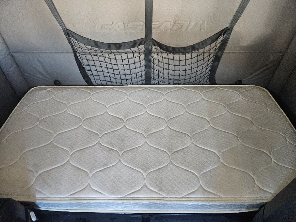 Sleeper Tractor-Heavy Duty Tractors-Freightliner-2020-T12664ST-Moberly-MO-622,420\n\t\tmiles-$ 51,500 - Image 17