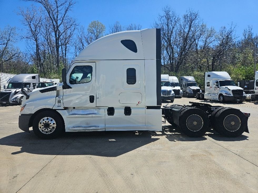Sleeper Tractor-Heavy Duty Tractors-Freightliner-2020-T12664ST-Moberly-MO-622,420\n\t\tmiles-$ 51,500 - Image 4