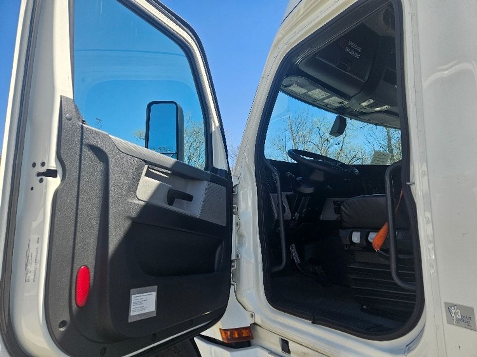 Sleeper Tractor-Heavy Duty Tractors-Freightliner-2020-T12664ST-Moberly-MO-622,420\n\t\tmiles-$ 51,500 - Image 9