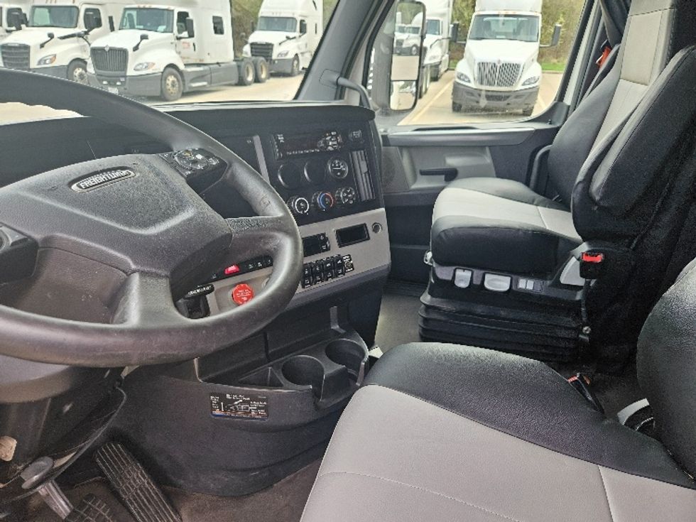 Sleeper Tractor-Heavy Duty Tractors-Freightliner-2020-T12664ST-Moberly-MO-625,205\n\t\tmiles-$ 51,000 - Image 10