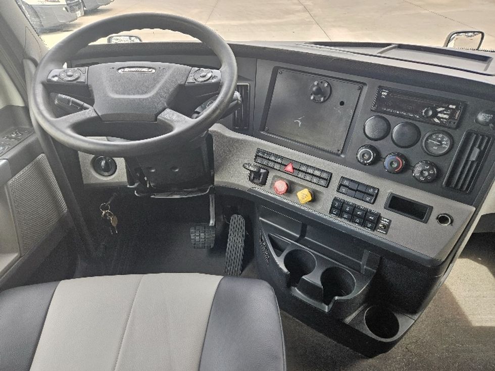 Sleeper Tractor-Heavy Duty Tractors-Freightliner-2020-T12664ST-Moberly-MO-625,205\n\t\tmiles-$ 51,000 - Image 11