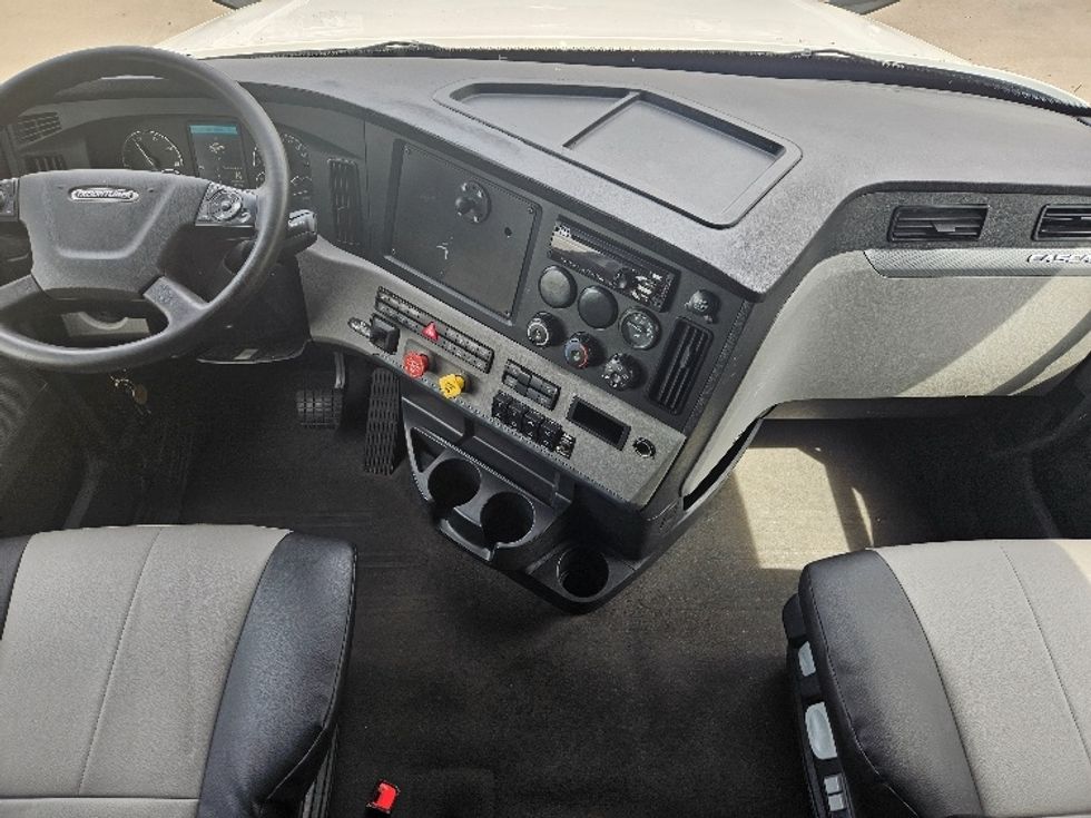 Sleeper Tractor-Heavy Duty Tractors-Freightliner-2020-T12664ST-Moberly-MO-625,205\n\t\tmiles-$ 51,000 - Image 12