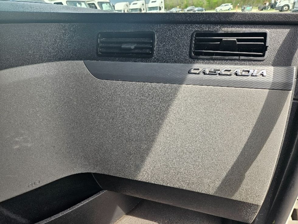 Sleeper Tractor-Heavy Duty Tractors-Freightliner-2020-T12664ST-Moberly-MO-625,205\n\t\tmiles-$ 51,000 - Image 14