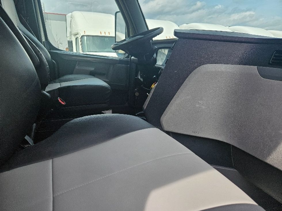 Sleeper Tractor-Heavy Duty Tractors-Freightliner-2020-T12664ST-Moberly-MO-625,205\n\t\tmiles-$ 51,000 - Image 15