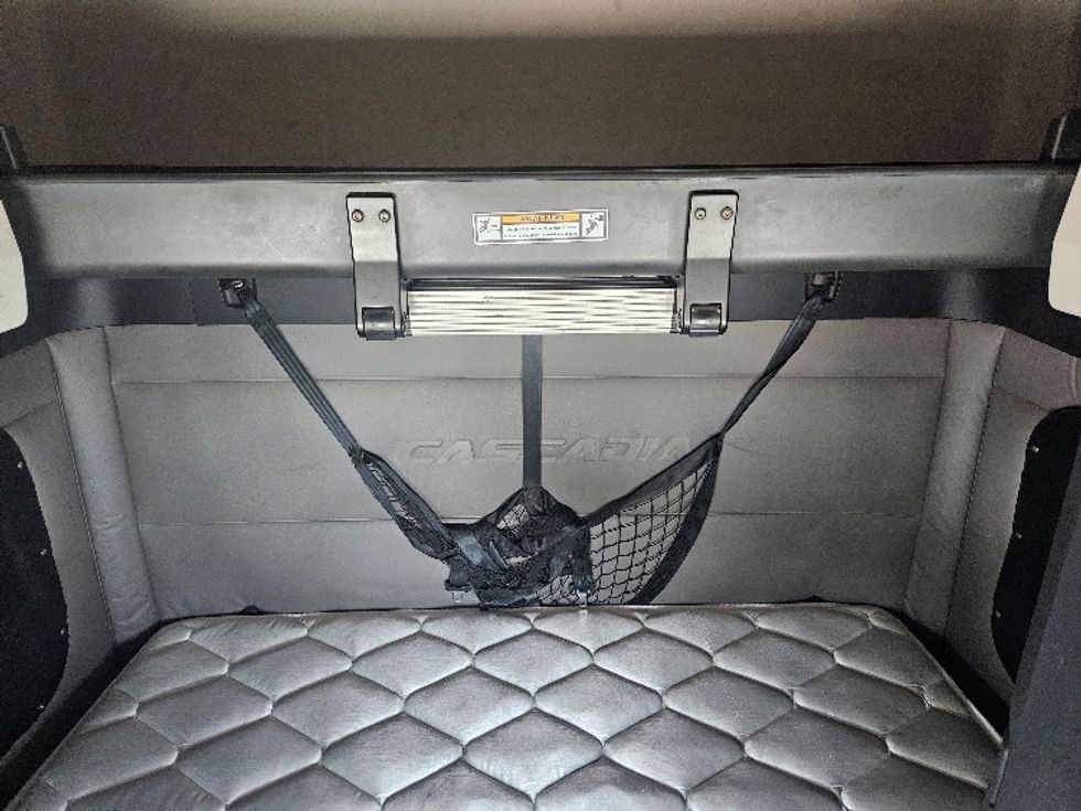 Sleeper Tractor-Heavy Duty Tractors-Freightliner-2020-T12664ST-Moberly-MO-625,205\n\t\tmiles-$ 51,000 - Image 16